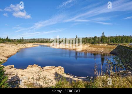Der fast leere Oderteich am 29.09.2025 im Harz a Niedersachsen, Deutschland l'Oderteich quasi vuoto sulle montagne di Harz il 29 settembre 2025, bassa sassonia, Germania Foto Stock