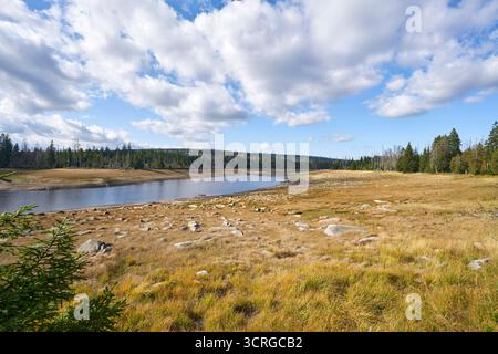 Der fast leere Oderteich am 29.09.2025 im Harz a Niedersachsen, Deutschland l'Oderteich quasi vuoto sulle montagne di Harz il 29 settembre 2025, bassa sassonia, Germania Foto Stock