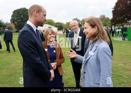 Il Principe di Galles parla con Lyse Doucet al lancio del Global Humanitarian Memorial, il primo memoriale per gli operatori umanitari globali creato dall'artista britannico Michael Landy, al Gunnersbury Park di Londra. Data foto: Mercoledì 1 ottobre 2025. Foto Stock
