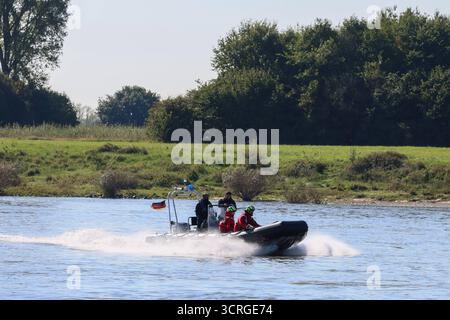 Wasserrettungsübung von Polizei NRW am Rhein in Leverkusen Unweit eines Fähranlegers am Rhein in Leverkusen-Hitdorf übten am Mittwochvormittag die Fliegerstaffel der Polizei NRW gemeinsam mit weiteren Einheiten der Polizei die Personensuche- und Rettung in und aus Gewässern. Ziel der großen Übung der Polizei War es, Die Patientenrettung möglichst effizient und schnell abarbeiten zu können. Insgesamt waren mehr als 30 Einsatzkräfte an der Aufsehen erregenden Übung beteiligt. Leverkusen-Hitdorf Nordrhein-Westfalen Deutschland *** esercitazione di salvataggio idrico della polizia NRW sul Reno a Leverkusen, non fa Foto Stock