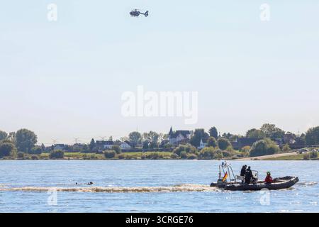 Wasserrettungsübung von Polizei NRW am Rhein in Leverkusen Unweit eines Fähranlegers am Rhein in Leverkusen-Hitdorf übten am Mittwochvormittag die Fliegerstaffel der Polizei NRW gemeinsam mit weiteren Einheiten der Polizei die Personensuche- und Rettung in und aus Gewässern. Ziel der großen Übung der Polizei War es, Die Patientenrettung möglichst effizient und schnell abarbeiten zu können. Insgesamt waren mehr als 30 Einsatzkräfte an der Aufsehen erregenden Übung beteiligt. Leverkusen-Hitdorf Nordrhein-Westfalen Deutschland *** esercitazione di salvataggio idrico della polizia NRW sul Reno a Leverkusen, non fa Foto Stock