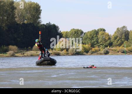 Wasserrettungsübung von Polizei NRW am Rhein in Leverkusen Unweit eines Fähranlegers am Rhein in Leverkusen-Hitdorf übten am Mittwochvormittag die Fliegerstaffel der Polizei NRW gemeinsam mit weiteren Einheiten der Polizei die Personensuche- und Rettung in und aus Gewässern. Ziel der großen Übung der Polizei War es, Die Patientenrettung möglichst effizient und schnell abarbeiten zu können. Insgesamt waren mehr als 30 Einsatzkräfte an der Aufsehen erregenden Übung beteiligt. Leverkusen-Hitdorf Nordrhein-Westfalen Deutschland *** esercitazione di salvataggio idrico della polizia NRW sul Reno a Leverkusen, non fa Foto Stock