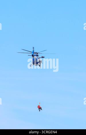 Wasserrettungsübung von Polizei NRW am Rhein in Leverkusen Unweit eines Fähranlegers am Rhein in Leverkusen-Hitdorf übten am Mittwochvormittag die Fliegerstaffel der Polizei NRW gemeinsam mit weiteren Einheiten der Polizei die Personensuche- und Rettung in und aus Gewässern. Ziel der großen Übung der Polizei War es, Die Patientenrettung möglichst effizient und schnell abarbeiten zu können. Insgesamt waren mehr als 30 Einsatzkräfte an der Aufsehen erregenden Übung beteiligt. Leverkusen-Hitdorf Nordrhein-Westfalen Deutschland *** esercitazione di salvataggio idrico della polizia NRW sul Reno a Leverkusen, non fa Foto Stock