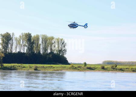Wasserrettungsübung von Polizei NRW am Rhein in Leverkusen Unweit eines Fähranlegers am Rhein in Leverkusen-Hitdorf übten am Mittwochvormittag die Fliegerstaffel der Polizei NRW gemeinsam mit weiteren Einheiten der Polizei die Personensuche- und Rettung in und aus Gewässern. Ziel der großen Übung der Polizei War es, Die Patientenrettung möglichst effizient und schnell abarbeiten zu können. Insgesamt waren mehr als 30 Einsatzkräfte an der Aufsehen erregenden Übung beteiligt. Leverkusen-Hitdorf Nordrhein-Westfalen Deutschland *** esercitazione di salvataggio idrico della polizia NRW sul Reno a Leverkusen, non fa Foto Stock