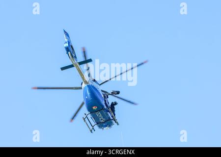 Wasserrettungsübung von Polizei NRW am Rhein in Leverkusen Unweit eines Fähranlegers am Rhein in Leverkusen-Hitdorf übten am Mittwochvormittag die Fliegerstaffel der Polizei NRW gemeinsam mit weiteren Einheiten der Polizei die Personensuche- und Rettung in und aus Gewässern. Ziel der großen Übung der Polizei War es, Die Patientenrettung möglichst effizient und schnell abarbeiten zu können. Insgesamt waren mehr als 30 Einsatzkräfte an der Aufsehen erregenden Übung beteiligt. Leverkusen-Hitdorf Nordrhein-Westfalen Deutschland *** esercitazione di salvataggio idrico della polizia NRW sul Reno a Leverkusen, non fa Foto Stock