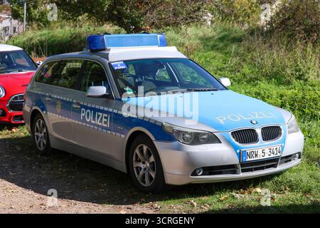 Wasserrettungsübung von Polizei NRW am Rhein in Leverkusen Unweit eines Fähranlegers am Rhein in Leverkusen-Hitdorf übten am Mittwochvormittag die Fliegerstaffel der Polizei NRW gemeinsam mit weiteren Einheiten der Polizei die Personensuche- und Rettung in und aus Gewässern. Ziel der großen Übung der Polizei War es, Die Patientenrettung möglichst effizient und schnell abarbeiten zu können. Insgesamt waren mehr als 30 Einsatzkräfte an der Aufsehen erregenden Übung beteiligt. Leverkusen-Hitdorf Nordrhein-Westfalen Deutschland *** esercitazione di salvataggio idrico della polizia NRW sul Reno a Leverkusen, non fa Foto Stock