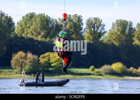 Wasserrettungsübung von Polizei NRW am Rhein in Leverkusen Unweit eines Fähranlegers am Rhein in Leverkusen-Hitdorf übten am Mittwochvormittag die Fliegerstaffel der Polizei NRW gemeinsam mit weiteren Einheiten der Polizei die Personensuche- und Rettung in und aus Gewässern. Ziel der großen Übung der Polizei War es, Die Patientenrettung möglichst effizient und schnell abarbeiten zu können. Insgesamt waren mehr als 30 Einsatzkräfte an der Aufsehen erregenden Übung beteiligt. Leverkusen-Hitdorf Nordrhein-Westfalen Deutschland *** esercitazione di salvataggio idrico della polizia NRW sul Reno a Leverkusen, non fa Foto Stock