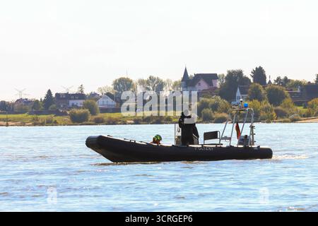Wasserrettungsübung von Polizei NRW am Rhein in Leverkusen Unweit eines Fähranlegers am Rhein in Leverkusen-Hitdorf übten am Mittwochvormittag die Fliegerstaffel der Polizei NRW gemeinsam mit weiteren Einheiten der Polizei die Personensuche- und Rettung in und aus Gewässern. Ziel der großen Übung der Polizei War es, Die Patientenrettung möglichst effizient und schnell abarbeiten zu können. Insgesamt waren mehr als 30 Einsatzkräfte an der Aufsehen erregenden Übung beteiligt. Leverkusen-Hitdorf Nordrhein-Westfalen Deutschland *** esercitazione di salvataggio idrico della polizia NRW sul Reno a Leverkusen, non fa Foto Stock