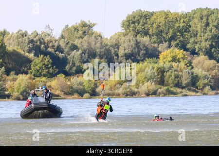 Wasserrettungsübung von Polizei NRW am Rhein in Leverkusen Unweit eines Fähranlegers am Rhein in Leverkusen-Hitdorf übten am Mittwochvormittag die Fliegerstaffel der Polizei NRW gemeinsam mit weiteren Einheiten der Polizei die Personensuche- und Rettung in und aus Gewässern. Ziel der großen Übung der Polizei War es, Die Patientenrettung möglichst effizient und schnell abarbeiten zu können. Insgesamt waren mehr als 30 Einsatzkräfte an der Aufsehen erregenden Übung beteiligt. Leverkusen-Hitdorf Nordrhein-Westfalen Deutschland *** esercitazione di salvataggio idrico della polizia NRW sul Reno a Leverkusen, non fa Foto Stock