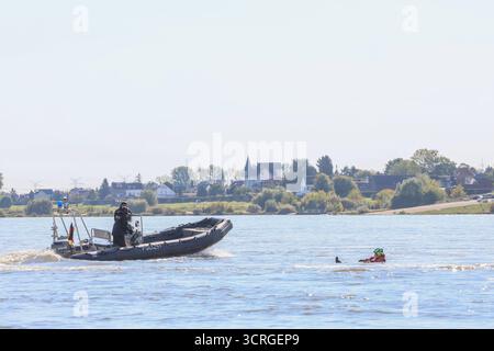 Wasserrettungsübung von Polizei NRW am Rhein in Leverkusen Unweit eines Fähranlegers am Rhein in Leverkusen-Hitdorf übten am Mittwochvormittag die Fliegerstaffel der Polizei NRW gemeinsam mit weiteren Einheiten der Polizei die Personensuche- und Rettung in und aus Gewässern. Ziel der großen Übung der Polizei War es, Die Patientenrettung möglichst effizient und schnell abarbeiten zu können. Insgesamt waren mehr als 30 Einsatzkräfte an der Aufsehen erregenden Übung beteiligt. Leverkusen-Hitdorf Nordrhein-Westfalen Deutschland *** esercitazione di salvataggio idrico della polizia NRW sul Reno a Leverkusen, non fa Foto Stock