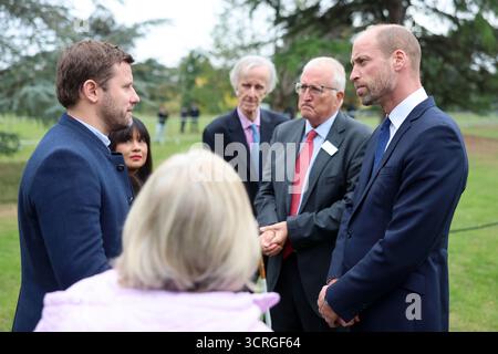 Il Principe di Galles parla con gli operatori umanitari al lancio del Global Humanitarian Memorial, il primo memoriale per gli operatori umanitari globali creato dall'artista britannico Michael Landy, al Gunnersbury Park di Londra. Data foto: Mercoledì 1 ottobre 2025. Foto Stock