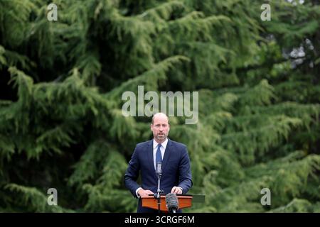 Il Principe di Galles parla al lancio del Global Humanitarian Memorial, il primo memoriale per gli operatori umanitari globali creato dall'artista britannico Michael Landy, al Gunnersbury Park di Londra. Data foto: Mercoledì 1 ottobre 2025. Foto Stock