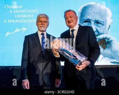 Praga, Repubblica Ceca. 1 ottobre 2025. Biochimico, leader del gruppo di ricerca e direttore dell'Istituto di chimica organica e biochimica (IOCB) Jan Konvalinka, a destra, riceve il Premio Arnost Lustig per il coraggio, il coraggio, l'umanità e la giustizia a Praga, Repubblica Ceca, 1 ottobre 2025. Il premio gli è stato consegnato dal presidente ceco Petr Pavel, a sinistra. Crediti: Vit Simanek/CTK Photo/Alamy Live News Foto Stock