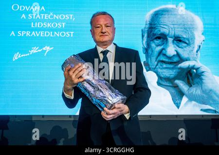 Praga, Repubblica Ceca. 1 ottobre 2025. Biochimico, leader del gruppo di ricerca e direttore dell'Istituto di chimica organica e biochimica (IOCB) Jan Konvalinka riceve il Premio Arnost Lustig per il coraggio, il coraggio, l'umanità e la giustizia a Praga, Repubblica Ceca, 1 ottobre 2025. Crediti: Vit Simanek/CTK Photo/Alamy Live News Foto Stock