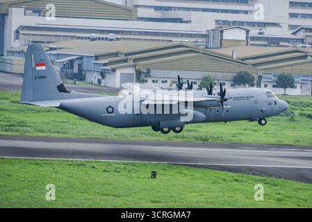 Bandung, Giava Occidentale, Indonesia. 1 ottobre 2025. Decollo degli aeromobili Hercules dell'aeronautica militare indonesiana durante un esercizio di addestramento in preparazione del 80° anniversario delle forze armate nazionali indonesiane (TNI) presso l'aeroporto Husein Sastranegara, Bandung, Giava occidentale. La preparazione e l'esercitazione di volo si sono svolte in preparazione del 80° anniversario delle forze armate nazionali indonesiane (TNI), che si terrà il 5 ottobre. Crediti: ZUMA Press, Inc./Alamy Live News Foto Stock