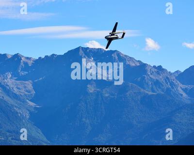 Il Nord 2501 o Noratlas, era un aereo da trasporto militare. Visto qui al Coupe Icare Airshow con il massiccio di Belledonne in lontananza. Francia. Foto Stock