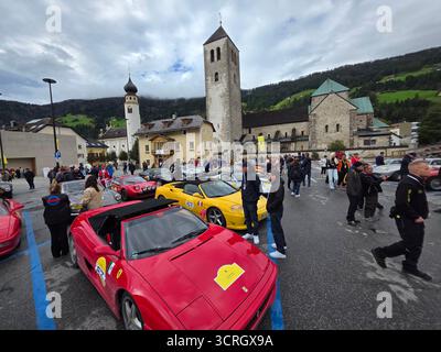 SAN CANDIDO, ITALIA - 23 SETTEMBRE 2025 - Ferrari Cavalcade classiche, dedicata ai leggendari modelli storici Ferrari in sfilata, guidata da ogni pa Foto Stock