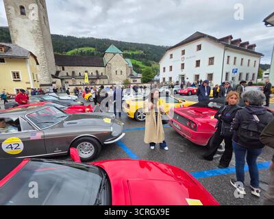 SAN CANDIDO, ITALIA - 23 SETTEMBRE 2025 - Ferrari Cavalcade classiche, dedicata ai leggendari modelli storici Ferrari in sfilata, guidata da ogni pa Foto Stock