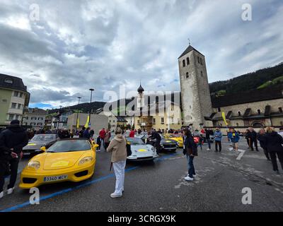 SAN CANDIDO, ITALIA - 23 SETTEMBRE 2025 - Ferrari Cavalcade classiche, dedicata ai leggendari modelli storici Ferrari in sfilata, guidata da ogni pa Foto Stock