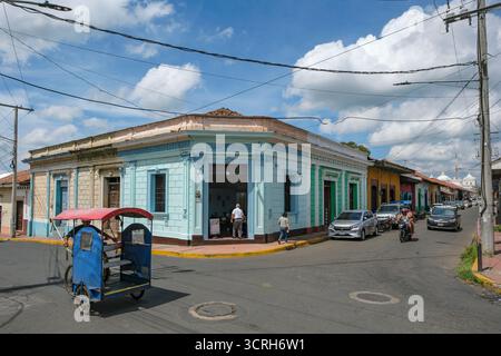 Leon, Nicaragua - 6 settembre 2025: Vista di una strada nel centro storico di Leon, Nicaragua. Foto Stock