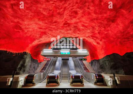 Stoccolma, Svezia - 9 maggio 2025: Pittura simile al fuoco sul muro della piattaforma principale della stazione della metropolitana Solna Centrum. Scandinavia. Foto Stock