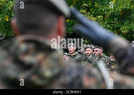 01 ottobre 2025, Sassonia-Anhalt, Möckern: Soldati del reggimento della Guardia interna 6 schierati nel parco del castello di Möckern. La parata di formazione del reggimento si svolse lì. Il 6° reggimento Heimatschutz unisce due compagnie di Berlino, due compagnie di Potsdam e una compagnia di Magdeburgo e Klietz ed è di stanza ad Altengrabow con il suo personale e la società di fornitura, la compagnia speciale e la società di formazione. Foto: Klaus-Dietmar Gabbert/dpa Foto Stock