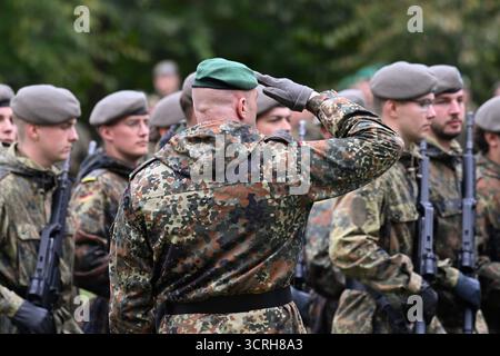 01 ottobre 2025, Sassonia-Anhalt, Möckern: Militari e donne del reggimento di sicurezza interna 6 marzo nel parco del castello di Möckern. Indossano il nuovo berretto della Bundeswehr, che ha il colore "oliva grigio pietra". La parata di dispiegamento del reggimento ebbe luogo nel parco del castello. Il 6° reggimento della Guardia Nazionale riunisce due compagnie di Berlino, due compagnie di Potsdam e una compagnia di Magdeburgo e Klietz ed è di stanza ad Altengrabow con il suo personale e la compagnia di forniture, la compagnia speciale e la compagnia di formazione. Foto: Klaus-Dietmar Gabbert/dpa Foto Stock