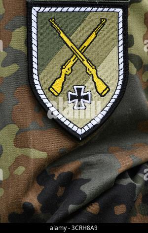 01 ottobre 2025, Sassonia-Anhalt, Möckern: L'emblema della Divisione della Guardia interna sull'uniforme di un soldato. I soldati del 6° reggimento Heimatschutz nel pomeriggio nel parco del castello di Möckern per la parata di formazione. Il 6° reggimento Heimatschutz unisce due compagnie di Berlino, due compagnie di Potsdam e una compagnia di Magdeburgo e Klietz ed è di stanza ad Altengrabow con il suo personale e la società di fornitura, la compagnia speciale e la società di formazione. Foto: Klaus-Dietmar Gabbert/dpa Foto Stock