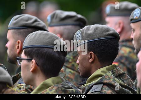 01 ottobre 2025, Sassonia-Anhalt, Möckern: Soldati e donne del reggimento della Guardia interna 6 si sono schierati nel parco del castello di Möckern. Indossano il nuovo berretto della Bundeswehr, che ha il colore "oliva grigio pietra". La parata di dispiegamento del reggimento ebbe luogo nel parco del castello. Il 6° reggimento della Guardia Nazionale riunisce due compagnie di Berlino, due compagnie di Potsdam e una compagnia di Magdeburgo e Klietz ed è di stanza ad Altengrabow con il suo personale e la compagnia di forniture, la compagnia speciale e la compagnia di formazione. Foto: Klaus-Dietmar Gabbert/dpa Foto Stock