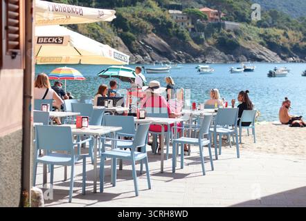 Sestri Levante, Italia - 30 settembre 2025. Caffetteria con posti a sedere all'aperto. Turismo e vacanze estive via mare. Tavolo, sedia e natura in Italia, Liguria Foto Stock