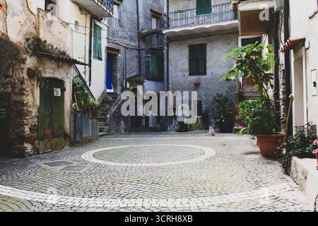 Uno sguardo alle stradine di Rocchetta Nervina, una piccola cittadina dell'entroterra ligure, in Italia Foto Stock