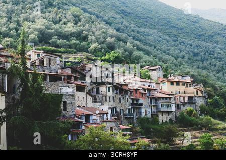 Uno sguardo alle stradine di Rocchetta Nervina, una piccola cittadina dell'entroterra ligure, in Italia Foto Stock