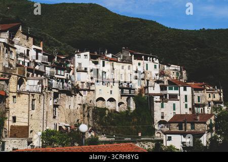 Uno sguardo alle stradine di Rocchetta Nervina, una piccola cittadina dell'entroterra ligure, in Italia Foto Stock
