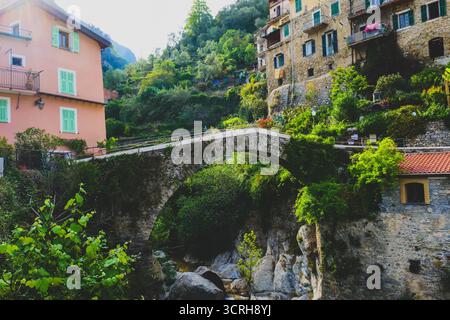 Uno sguardo alle stradine di Rocchetta Nervina, una piccola cittadina dell'entroterra ligure, in Italia Foto Stock
