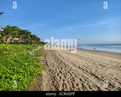Seminyak, Bali, Indonesia 28 settembre 2025: Seminyak Beach è una popolare destinazione turistica a Bali Foto Stock
