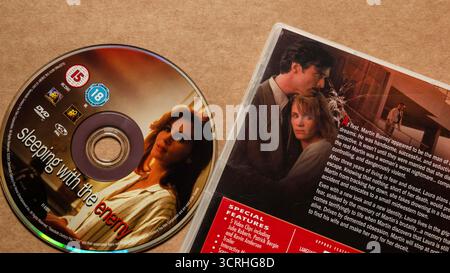 Film "Sleeping with the Enemy"; edizione DVD; disco con copertina con descrizione del film; isolato su sfondo bianco chiaro, ripresa dall'angolo superiore. Foto Stock