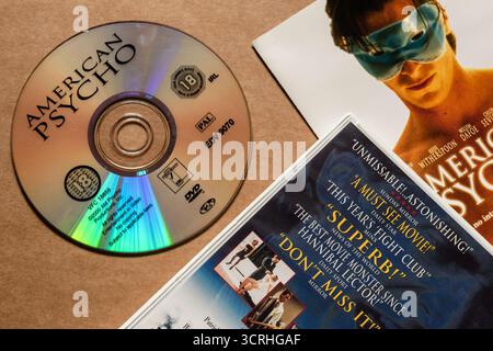 Film "American Psycho"; edizione DVD; disco con copertina; estratti di revisione; isolamento su sfondo bianco chiaro; ripresa dall'angolo superiore Foto Stock