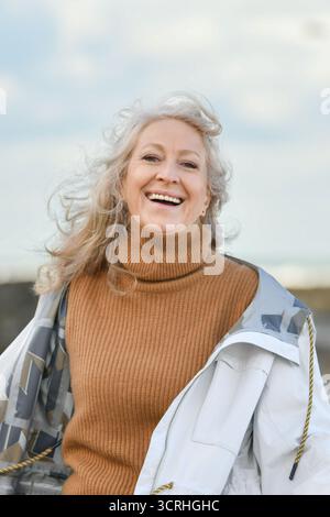 Ritratto di una donna di sessant'anni con un sorriso bianco Foto Stock