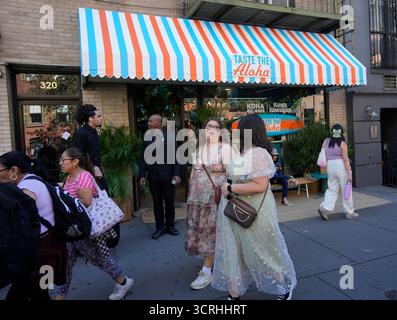 Attivazione del marchio a tema hawaiano collaborazione con King's Hawaiian e Kona Brewing Hawaii nel Greenwich Village a New York giovedì 18 settembre 2025. (© Richard B. Levine) Foto Stock
