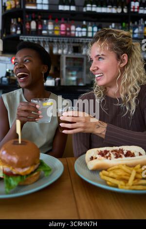 Diverse donne e amiche si godono il pranzo al ristorante Foto Stock