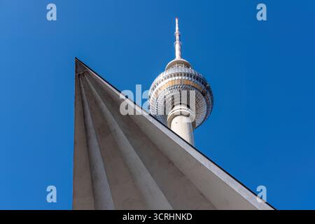 La famosa Torre della televisione di Berlino con una parte della struttura base Foto Stock
