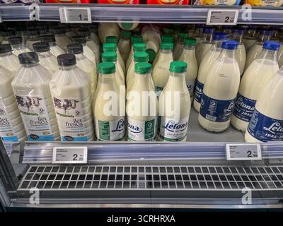 Supermercato Esclat, Spagna, Catalogna, Tossa de mar. 14.08.2025. Sezione casearia con latte di diversa natura in bottiglie di plastica in un supermercato. Foto Stock