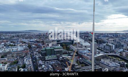 Dublino, Irlanda - 1 ottobre 2025 - Una bandiera palestinese misteriosamente eretta con un messaggio su Gaza vola dal Monumento delle Guglie con il fiume Liffey e la Baia di Dublino visibili nel centro di Dublino, raffigurante la vista aerea delle strade e degli edifici della capitale irlandese Foto Stock