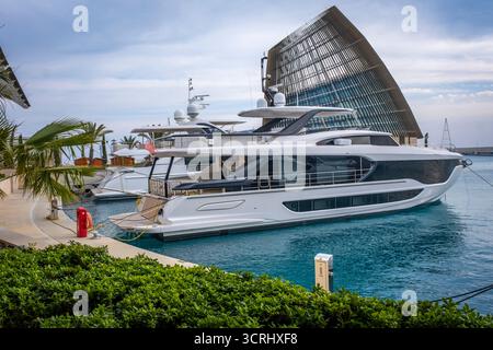 Meravigliose case ed edifici all'Ayia Napa Marina, nella parte orientale di Cipro Foto Stock