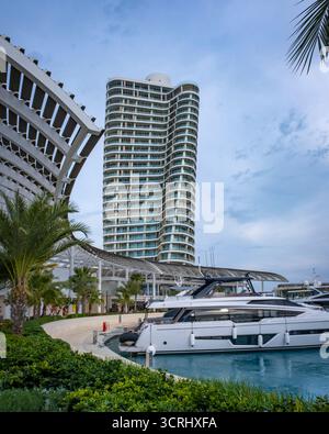 Meravigliose case ed edifici all'Ayia Napa Marina, nella parte orientale di Cipro Foto Stock