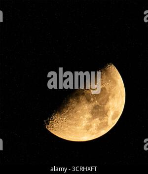 Vista ravvicinata della mezzaluna nel cielo notturno, che mostra dettagliati crateri lunari e la struttura della superficie. Foto Stock