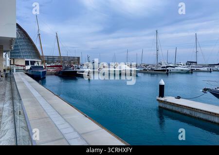 Meravigliose case ed edifici all'Ayia Napa Marina, nella parte orientale di Cipro Foto Stock
