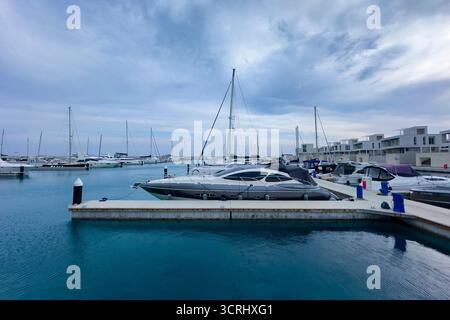 Meravigliose case ed edifici all'Ayia Napa Marina, nella parte orientale di Cipro Foto Stock