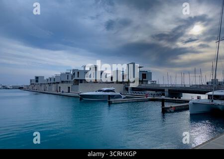 Meravigliose case ed edifici all'Ayia Napa Marina, nella parte orientale di Cipro Foto Stock