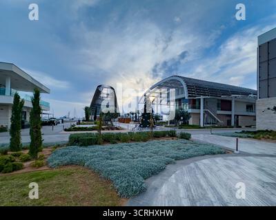 Meravigliose case ed edifici all'Ayia Napa Marina, nella parte orientale di Cipro Foto Stock